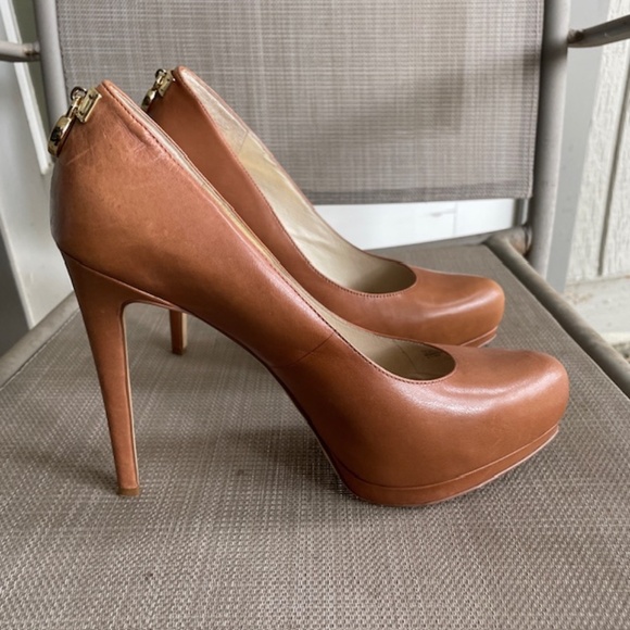 Michael Kors Hamilton Platform Leather Pumps Heels Caramel Tan Gold Lock - Picture 3 of 9